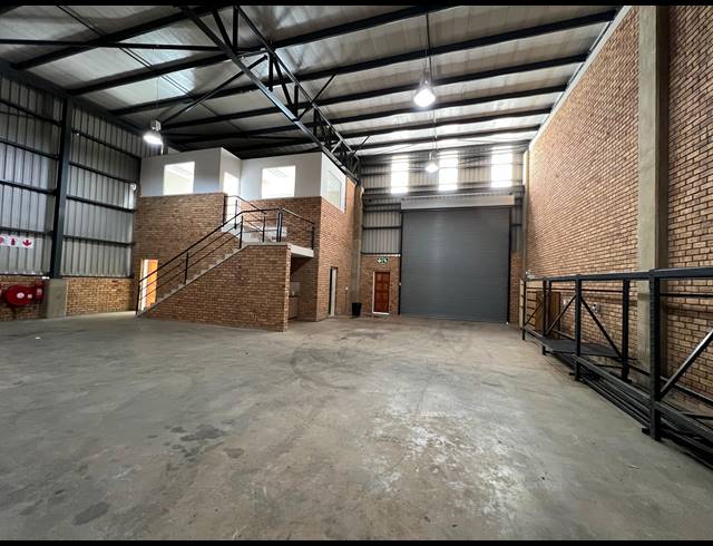 304M² WAREHOUSE TO LET IN LANSERIA
